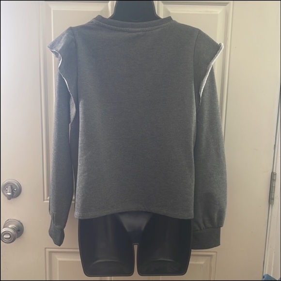 Daisy Fuentes Fit size L Gray ruffled sleeve sweater top - Picture 2 of 3